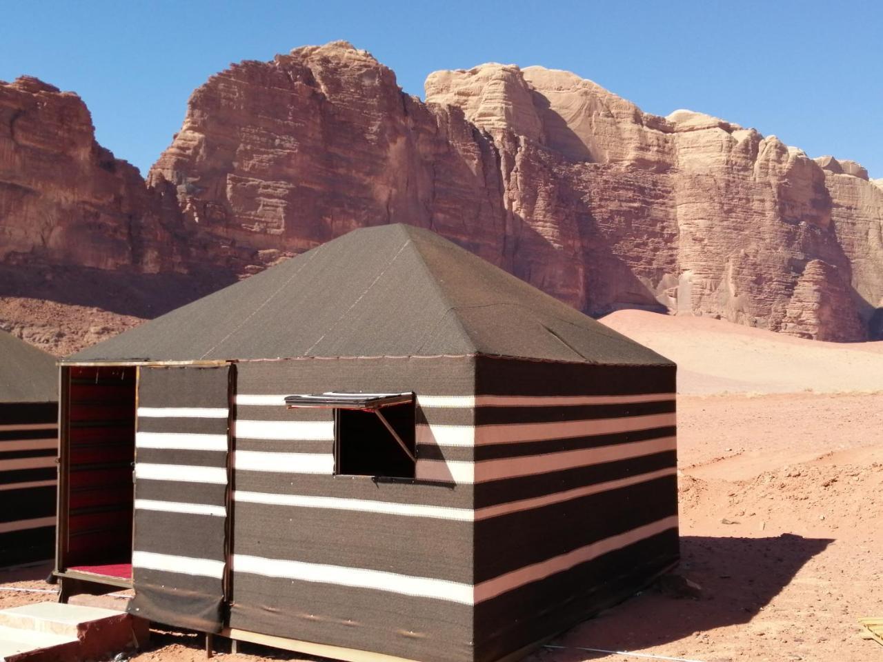 Black Irish Camp And Tours Hotel Wadi Rum Exterior photo